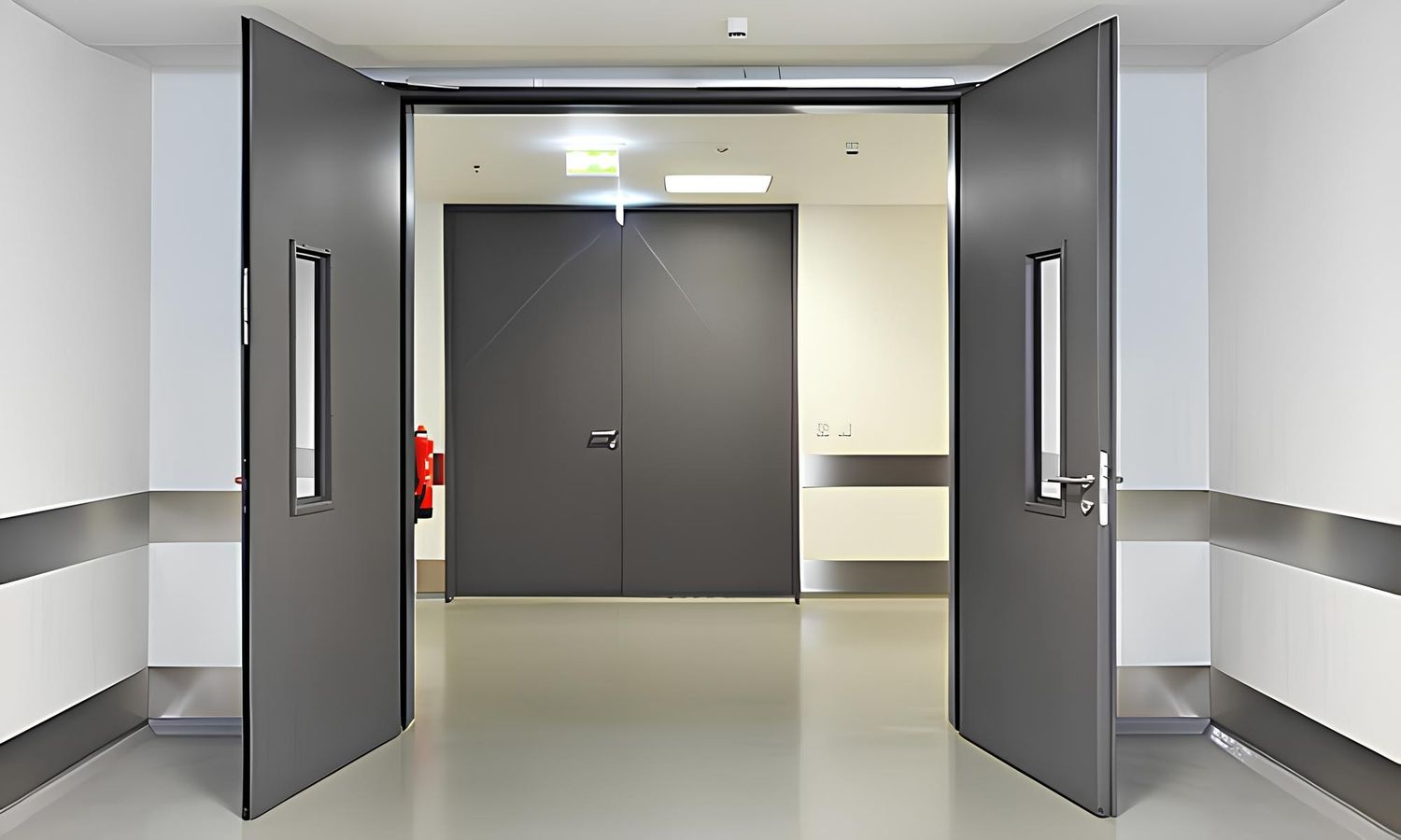 Eine graue Brandschutztür in einem Haus ist geöffnet