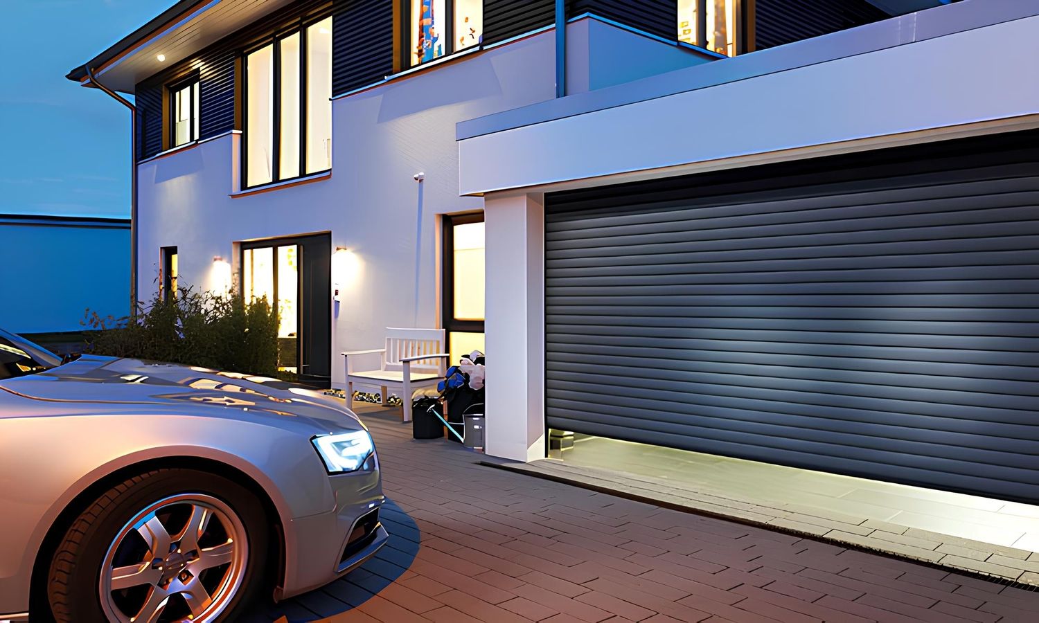 Ein graues Rolltore einer Garage angebaut an ein Haus öffnet sich langsam